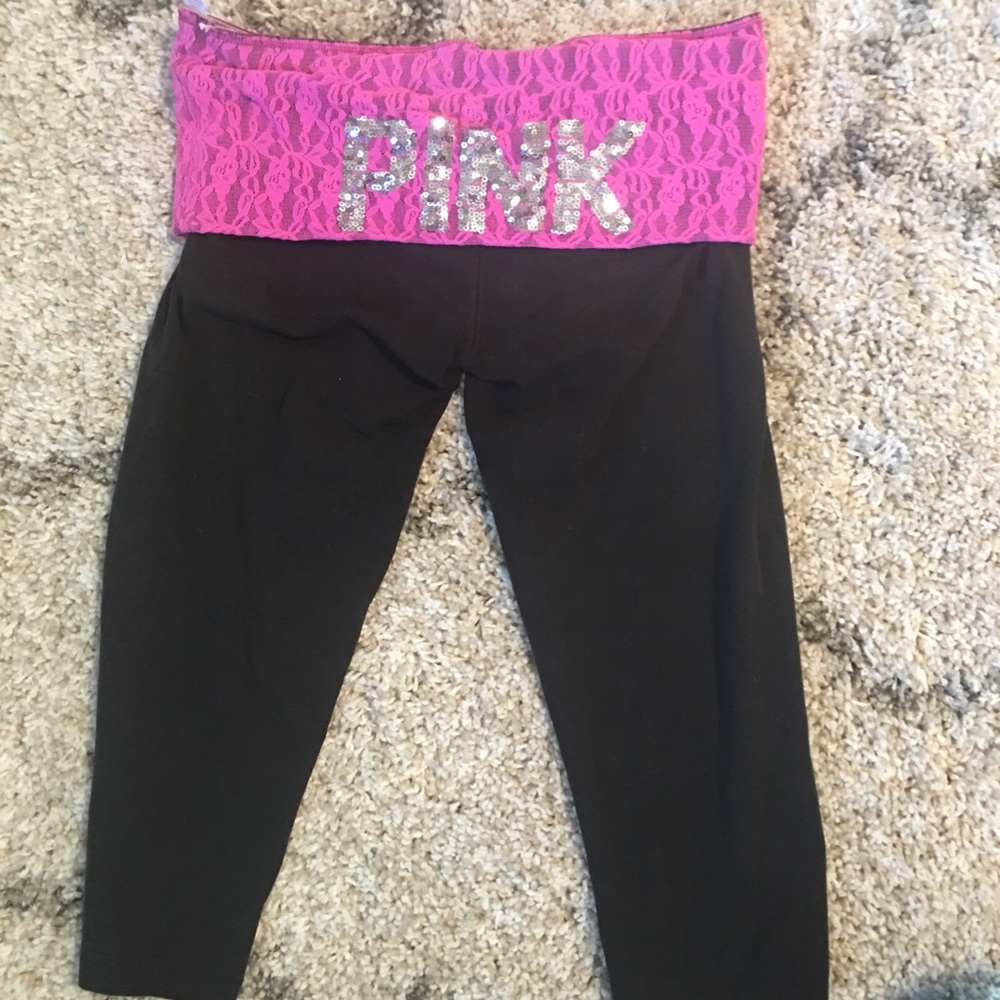 VS Pink crop yoga pants 🙌🏼💗